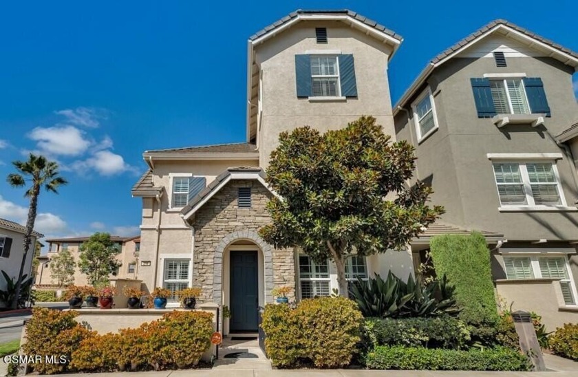 Incredibly inviting, turn-key townhome!  Upon entry you're - Beach Townhome/Townhouse for sale in Camarillo, California on Beachhouse.com