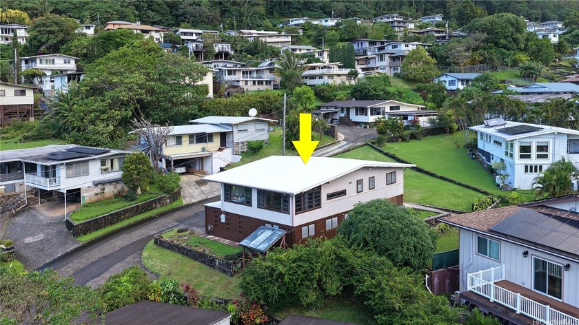 This Kumuwai Place residence has been thoughtfully updated with - Beach Home for sale in Honolulu, Hawaii on Beachhouse.com