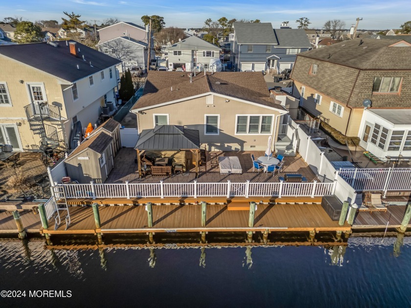 PRESTIGIOUS GREEN ISLAND! Rare FIVE bedroom waterfront gem! - Beach Home for sale in Toms River, New Jersey on Beachhouse.com
