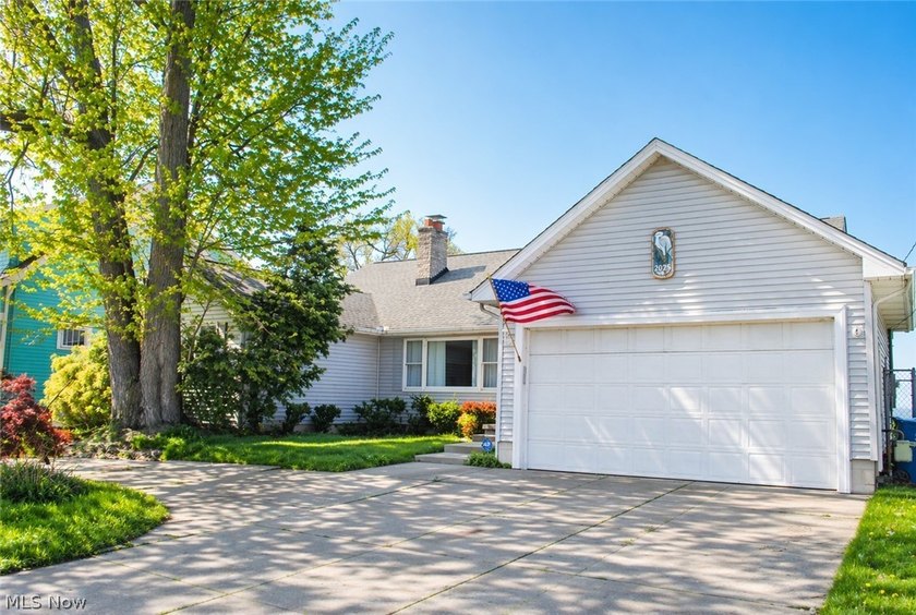 Lakefront Ranch style home offers spectacular views of Lake Erie - Beach Home for sale in Lorain, Ohio on Beachhouse.com