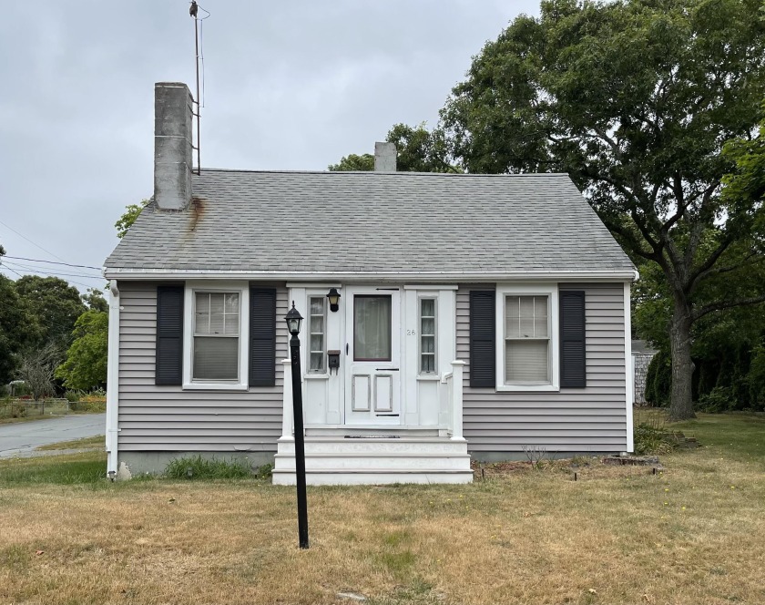 Investors, Contractors- perfect opportunity to make this home - Beach Home for sale in Buzzards Bay, Massachusetts on Beachhouse.com