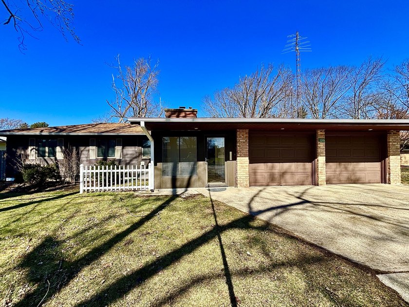 Accepting ALL offers! Welcome to 325 Winwood. Extensively - Beach Home for sale in Saint Joseph, Michigan on Beachhouse.com