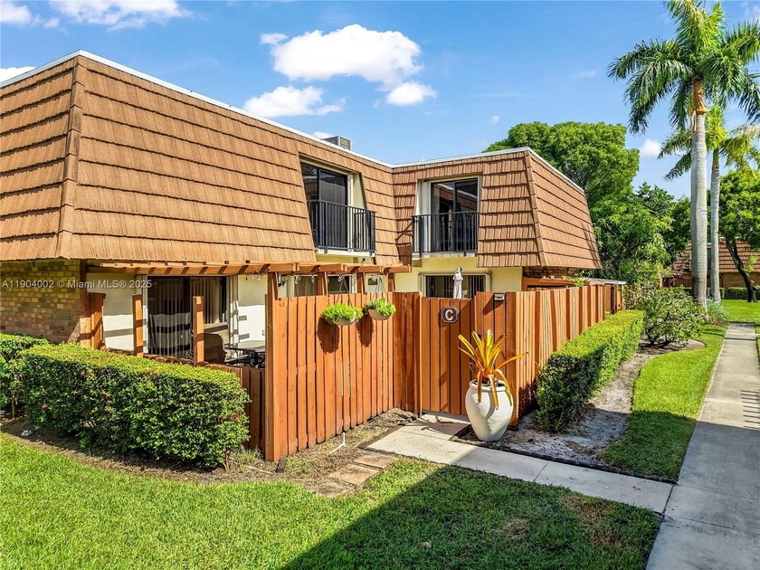 Beautiful 3-bedroom, 2.5-bath townhouse situated in the - Beach Townhome/Townhouse for sale in Davie, Florida on Beachhouse.com