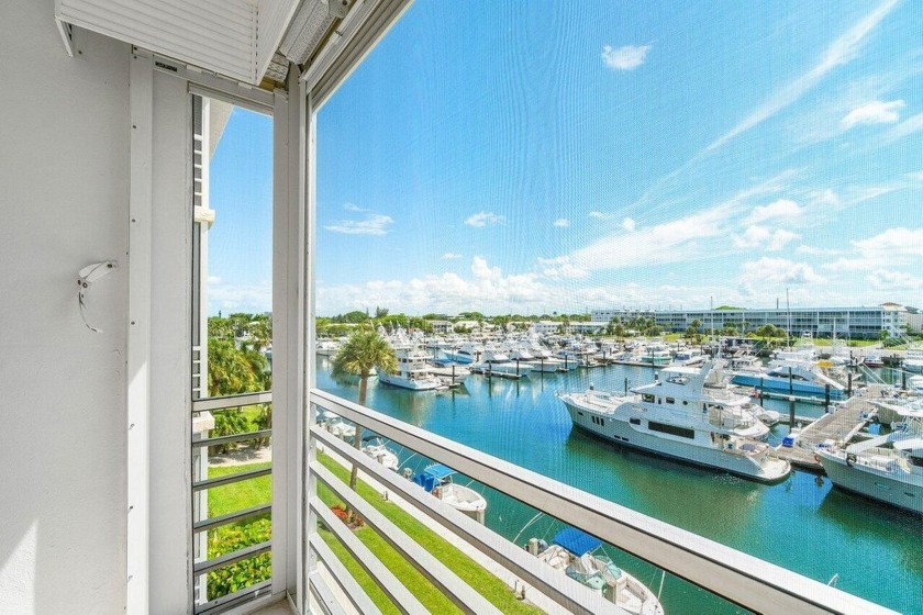 Welcome to this well-maintained 2 bedroom, 2 bathroom condo - Beach Condo for sale in North Palm Beach, Florida on Beachhouse.com