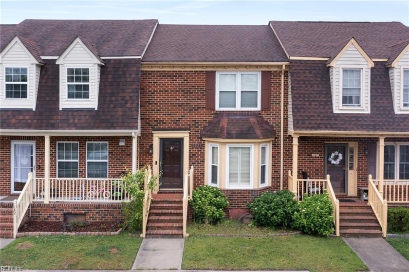 Welcome to this beautiful lakeside townhome in the heart of - Beach Townhome/Townhouse for sale in Chesapeake, Virginia on Beachhouse.com