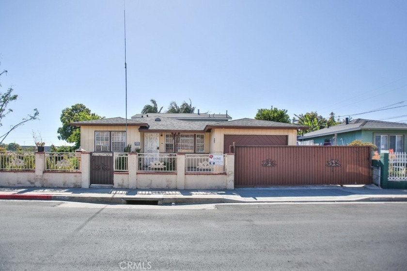 Welcome to this great starter 2-bedroom, 1-bathroom corner home - Beach Home for sale in Long Beach, California on Beachhouse.com