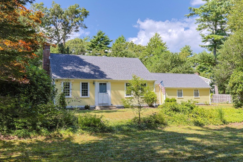 Lovely Cape with garage in Lakefield Farms! Pella Windows, wood - Beach Home for sale in Sandwich, Massachusetts on Beachhouse.com