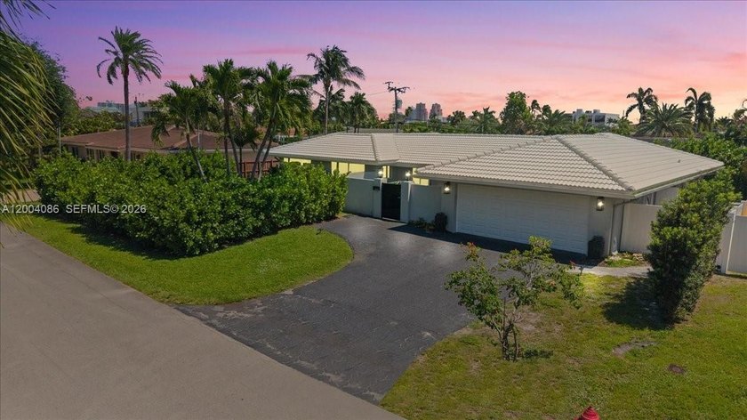 Beautifully updated home in the prestigious Coral Ridge Country - Beach Home for sale in Fort Lauderdale, Florida on Beachhouse.com