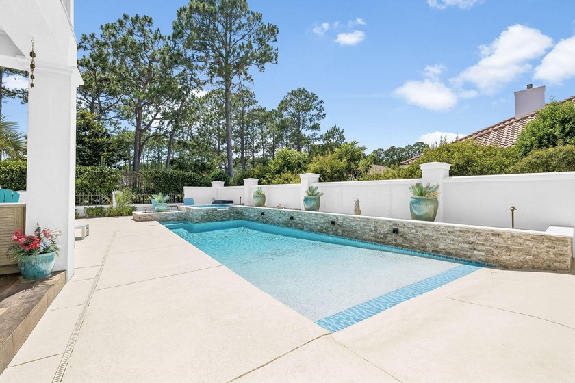 ** PRICED TO SELL** PRICED BELOW COMPARABLE VALUE** POOL & HOT - Beach Home for sale in Miramar Beach, Florida on Beachhouse.com