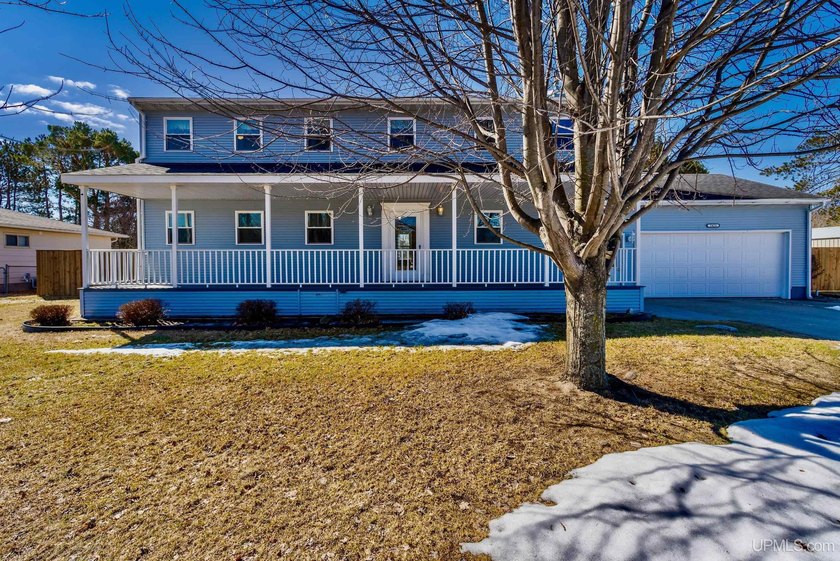 Welcome to easy living just minutes from everything in Escanaba! - Beach Home for sale in Escanaba, Michigan on Beachhouse.com