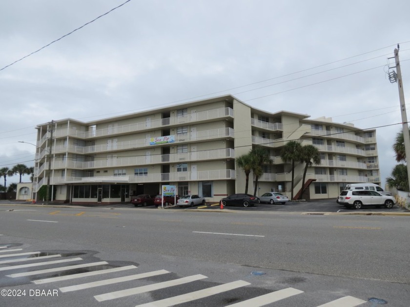 Nicely appointed condotel on fabulous Daytona Beach! 1 Comfy - Beach Lot for sale in Daytona Beach, Florida on Beachhouse.com