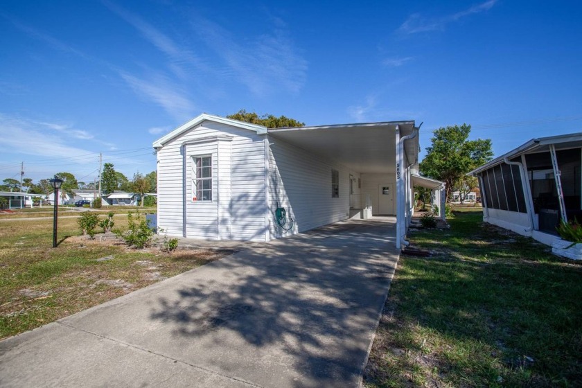 This cute 2 bedroom 2 bath is move in ready! New kitchen with - Beach Home for sale in Port Orange, Florida on Beachhouse.com