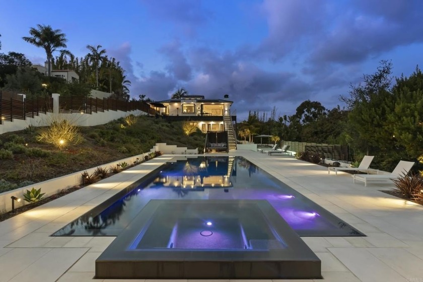 Set behind private gates in Solana Beach, 318 S. Nardo Ave is a - Beach Home for sale in Solana Beach, California on Beachhouse.com