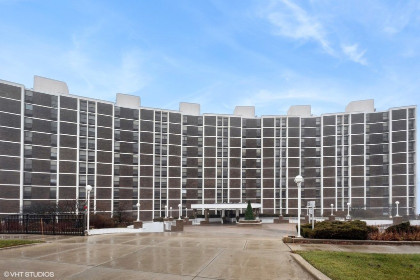 Welcome to 1500 Sheridan Road, Unit 1K, a unique triplex in the - Beach Home for sale in Wilmette, Illinois on Beachhouse.com