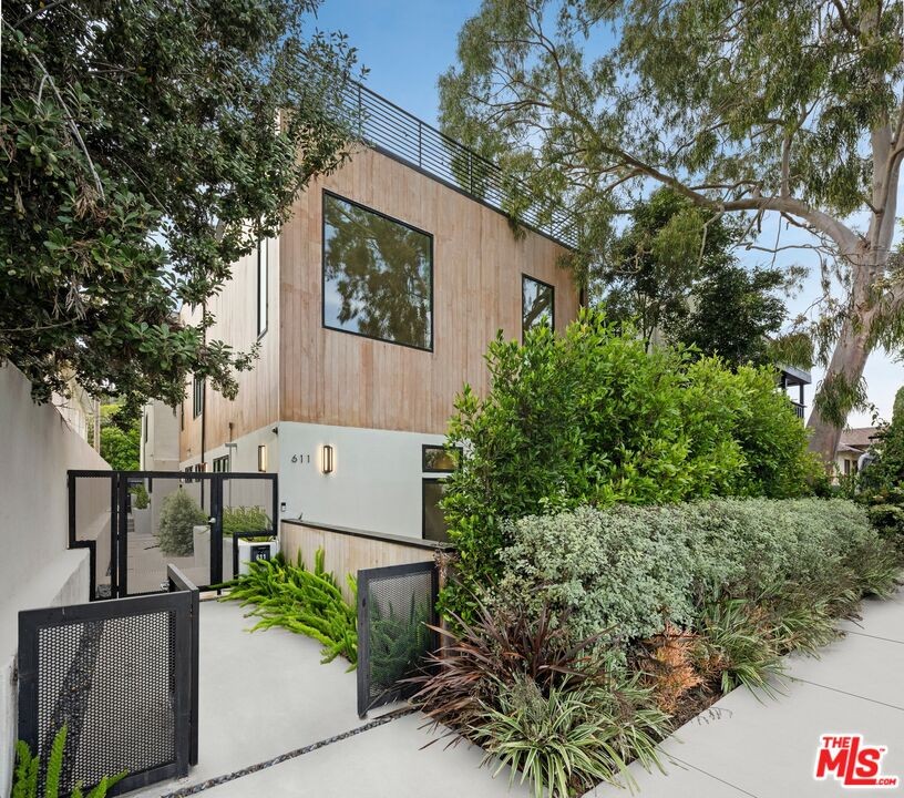 609 & 611 Broadway is a Scandinavian-inspired townhome duplex - Beach Home for sale in Venice, California on Beachhouse.com