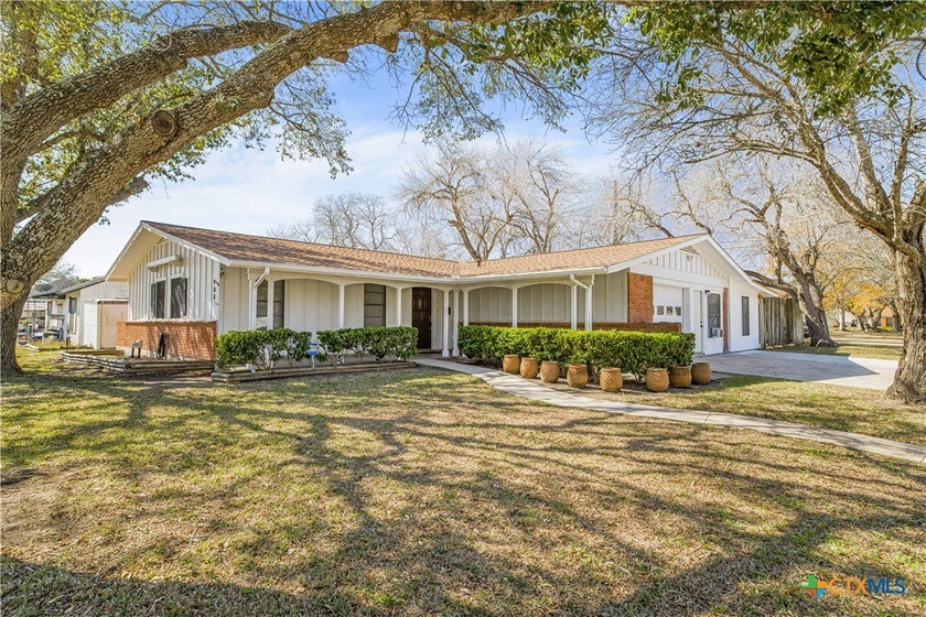 Charming and versatile 4 bedroom, 3 bath traditional style home - Beach Home for sale in Port Lavaca, Texas on Beachhouse.com