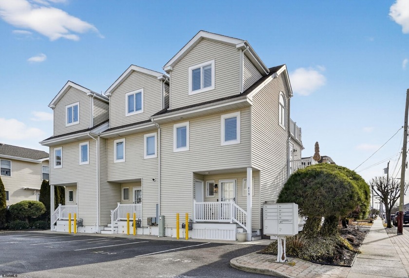 Welcome Home!! This Bayfront Villas in Longport is your ideal - Beach Condo for sale in Longport, New Jersey on Beachhouse.com