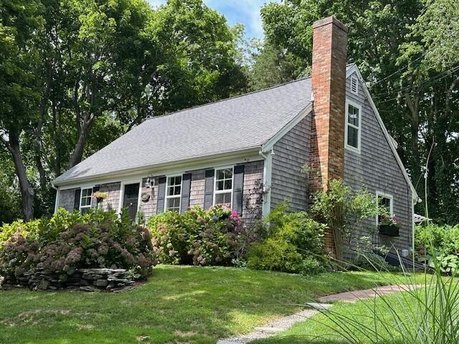 Quintessential Cape in highly desirable north of 6A location - Beach Home for sale in Cummaquid, Massachusetts on Beachhouse.com