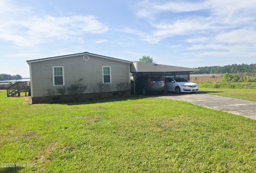 Waterfront home on Queens Creek. 3 bedroom, 2 bath with sun - Beach Home for sale in Hubert, North Carolina on Beachhouse.com