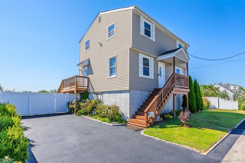 **BACK ON MARKET** Deal fell through due to financing issues - - Beach Home for sale in Lindenhurst, New York on Beachhouse.com