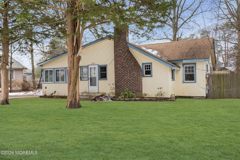 Bayshore Community ranch located close to the Bay and Community - Beach Home for sale in Toms River, New Jersey on Beachhouse.com