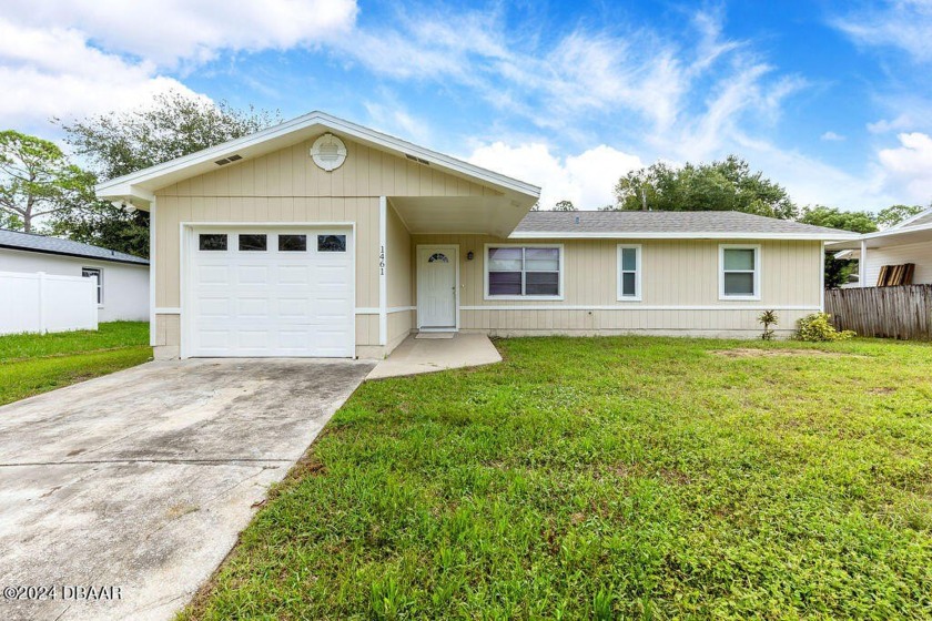 FIRST TIME BUYERS! This home is MOVE IN READY! 2BR/2BTH/1GAR - Beach Home for sale in Daytona Beach, Florida on Beachhouse.com