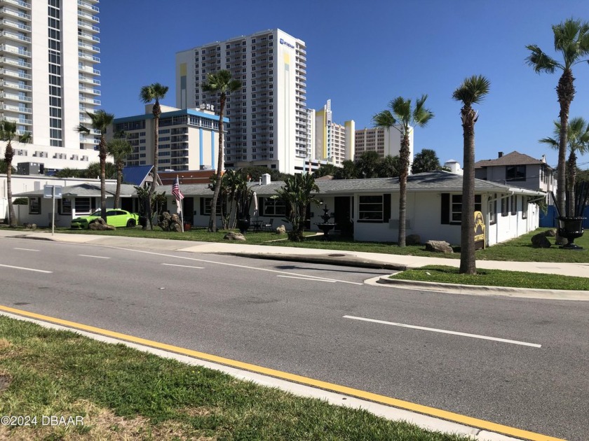 Tastefully renovated commercial six unit, with two 1BR and 4 - Beach Commercial for sale in Daytona Beach, Florida on Beachhouse.com