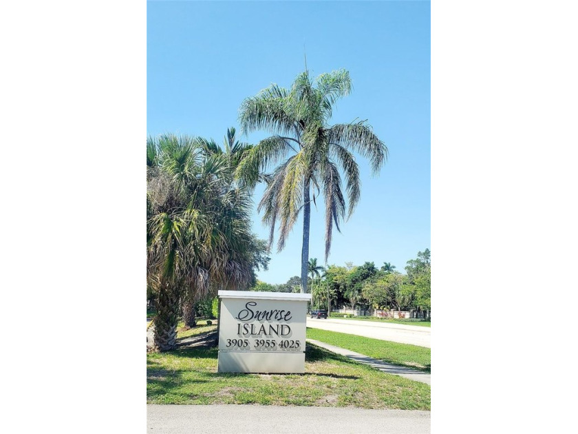Beautiful all renovated, all ages 2/2 condo. Private screened in - Beach Condo for sale in Sunrise, Florida on Beachhouse.com
