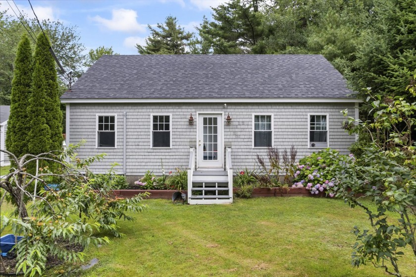 Precious 4 bed/1 bath cape, on 1.42 acres with a 3 bay garage in - Beach Home for sale in Friendship, Maine on Beachhouse.com