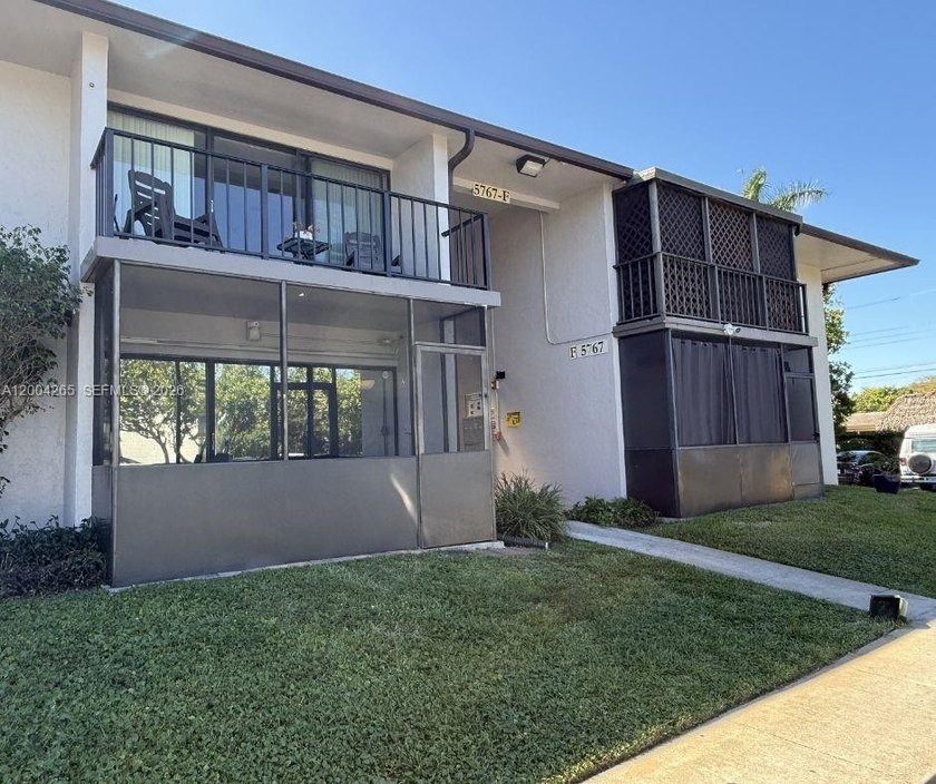 Stunning and bright unit in the heart of Hollywood! This - Beach Condo for sale in Hollywood, Florida on Beachhouse.com