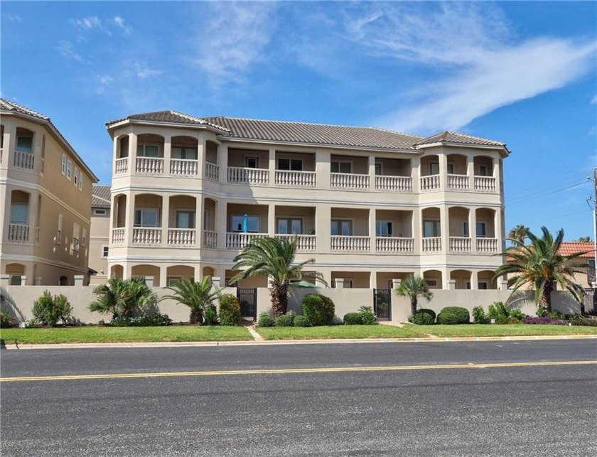 Luxurious Island Townhome! Situated just moments from the beach - Beach Townhome/Townhouse for sale in Corpus Christi, Texas on Beachhouse.com