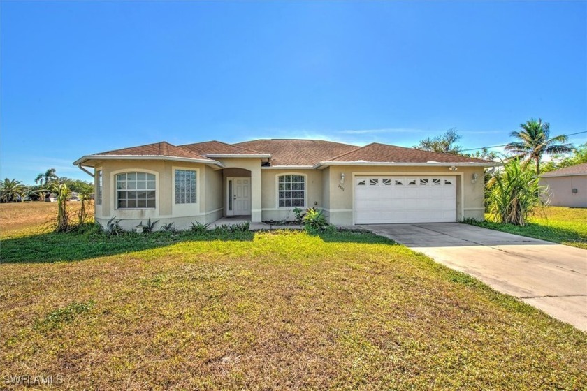 Large 3 bed + den, 2 bath home on OVERSIZED LOT (.42 acres) - Beach Home for sale in Lehigh Acres, Florida on Beachhouse.com