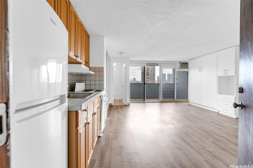 Remodeled cozy studio unit in the heart of town w/luxury vinyl - Beach Condo for sale in Honolulu, Hawaii on Beachhouse.com