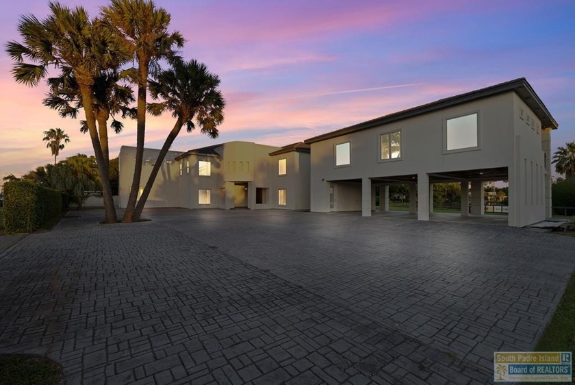 Incredible HOME with lake views on a golf course.Very desirable - Beach Home for sale in Brownsville, Texas on Beachhouse.com