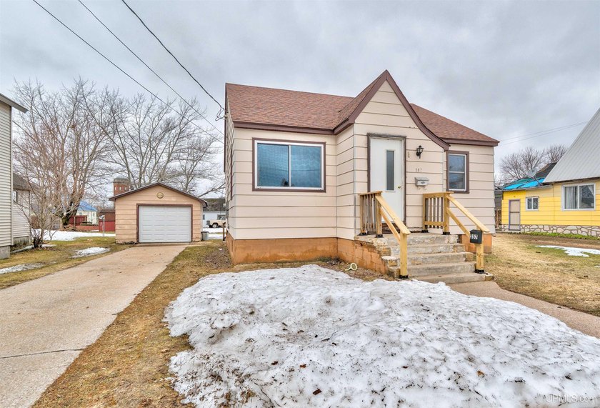 This comfortable 2 bedroom, 1 bathroom home has a bright and - Beach Home for sale in Manistique, Michigan on Beachhouse.com