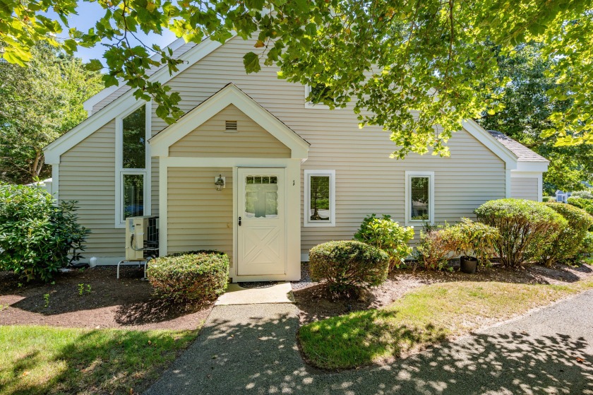 Fabulous location! This end-unit, sunny and bright B-Style condo - Beach Condo for sale in Brewster, Massachusetts on Beachhouse.com