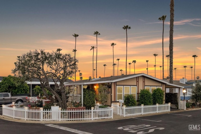 You've earned a white picket fence at the beach! Take time to - Beach Home for sale in Ventura, California on Beachhouse.com