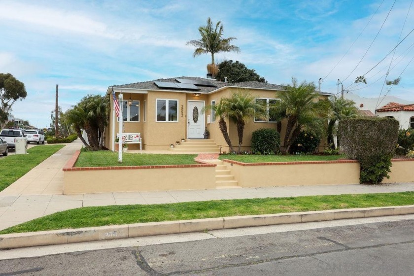 Welcome to 2052 Venice Street, ideally situated on the border of - Beach Home for sale in San Diego, California on Beachhouse.com