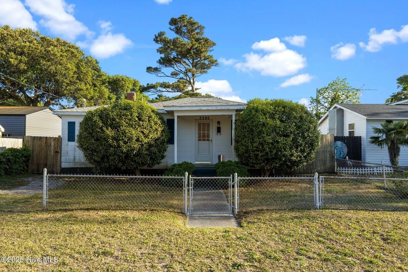 Lots of potential in this ONE LEVEL 2BR/1BA Morehead City home - Beach Home for sale in Morehead City, North Carolina on Beachhouse.com