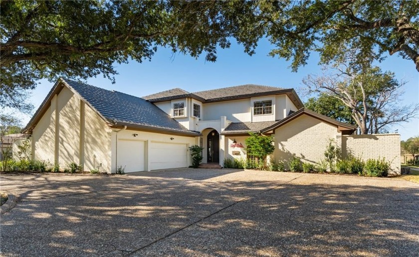 Welcome HOME to the Country Club Estates! Wonderful Southside - Beach Home for sale in Corpus Christi, Texas on Beachhouse.com