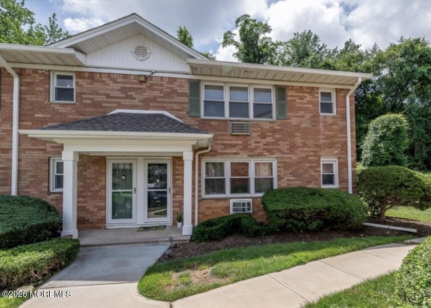 BEAUTIFUL END-UNIT, LOWER LEVEL! This turn-key home is ready for - Beach Condo for sale in Atlantic Highlands, New Jersey on Beachhouse.com