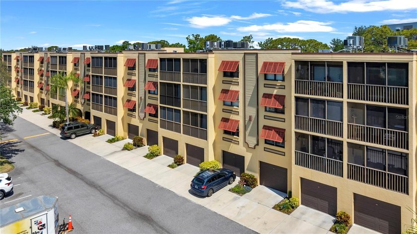 Meticulously maintained 2BR/2BA pond view condo with a private - Beach Condo for sale in St. Petersburg, Florida on Beachhouse.com