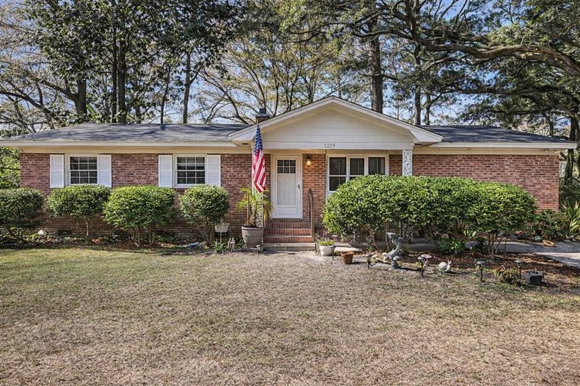 Great home on James Island with an unbeatable location! This - Beach Home for sale in Charleston, South Carolina on Beachhouse.com