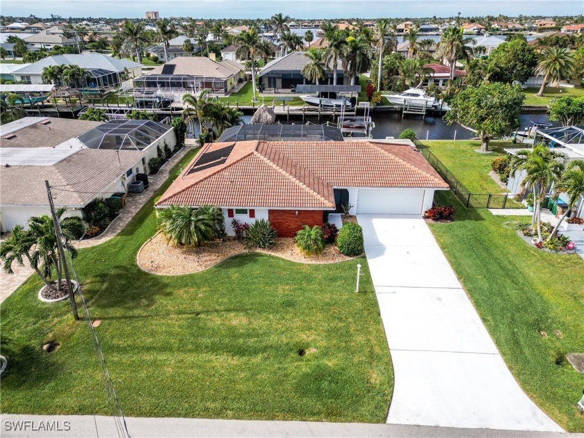 Canal-front in Cape Coral! This beautifully furnished - Beach Home for sale in Cape Coral, Florida on Beachhouse.com