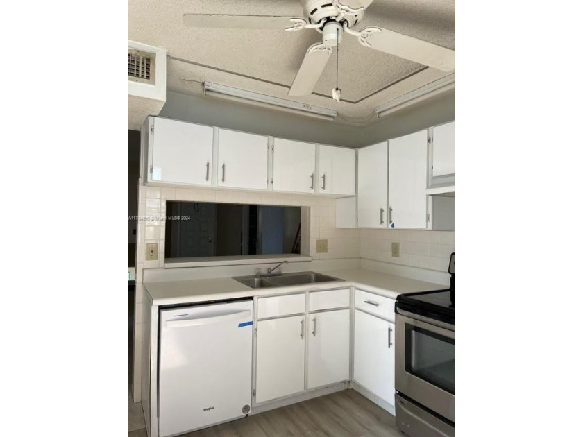 Lakeshore Community - 1195 Sq -  3-Bedroom, 2-Bath Lakefront - Beach Condo for sale in Homestead, Florida on Beachhouse.com