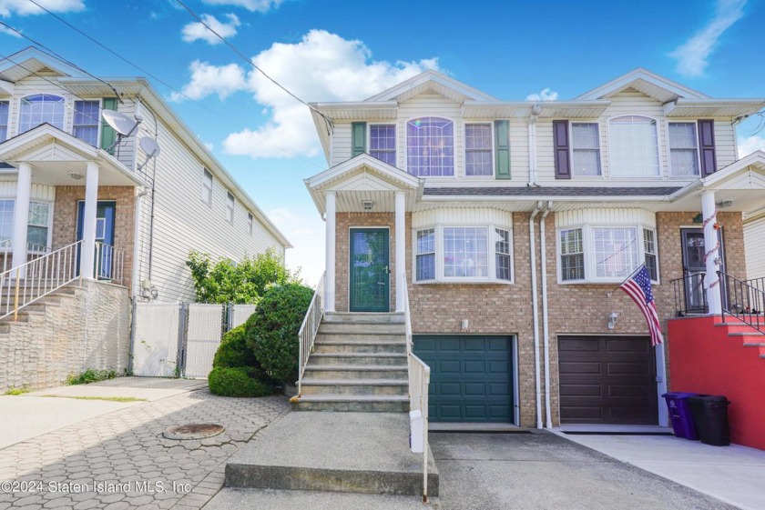 Beautiful 1 family semi in a tree line street , convinietly - Beach Home for sale in Staten Island, New York on Beachhouse.com