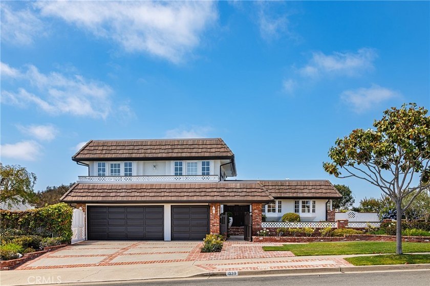 Great homes tend to stay off the market for decades. This one is - Beach Home for sale in Corona Del Mar, California on Beachhouse.com