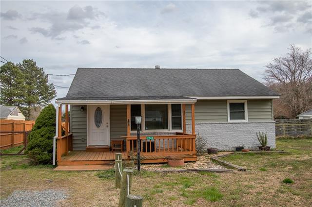 This perfect little cottage is located in Weems, VA just minutes - Beach Home for sale in Weems, Virginia on Beachhouse.com
