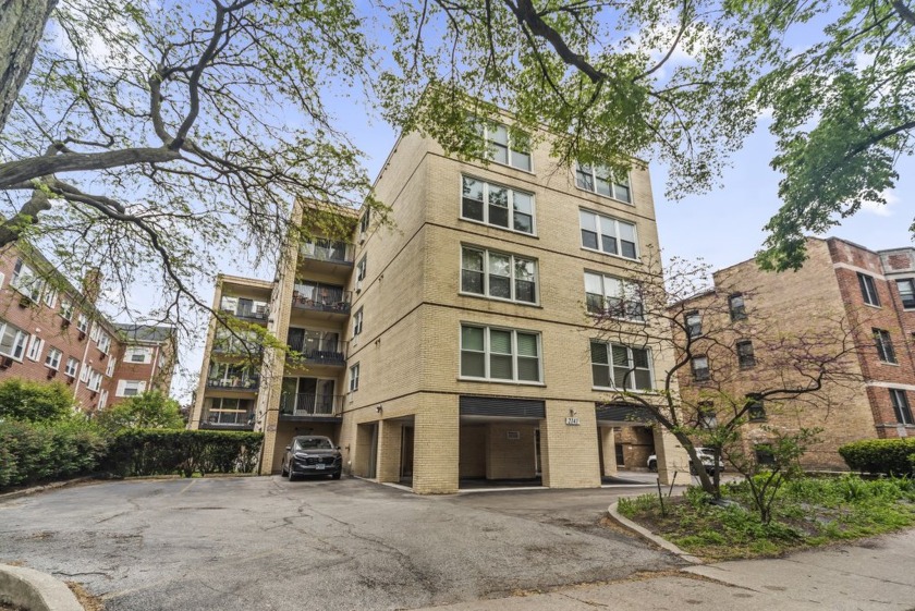 Spacious 2 bedroom, 2 bath condo in boutique elevator building - Beach Home for sale in Evanston, Illinois on Beachhouse.com