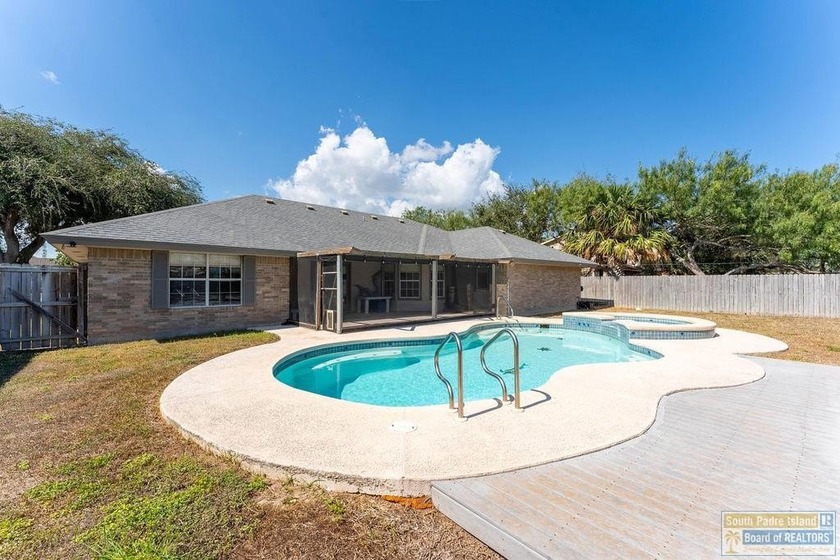 Beautiful Single Family Home with NO HOA FEES. Huge fenced in - Beach Home for sale in Laguna Vista, Texas on Beachhouse.com